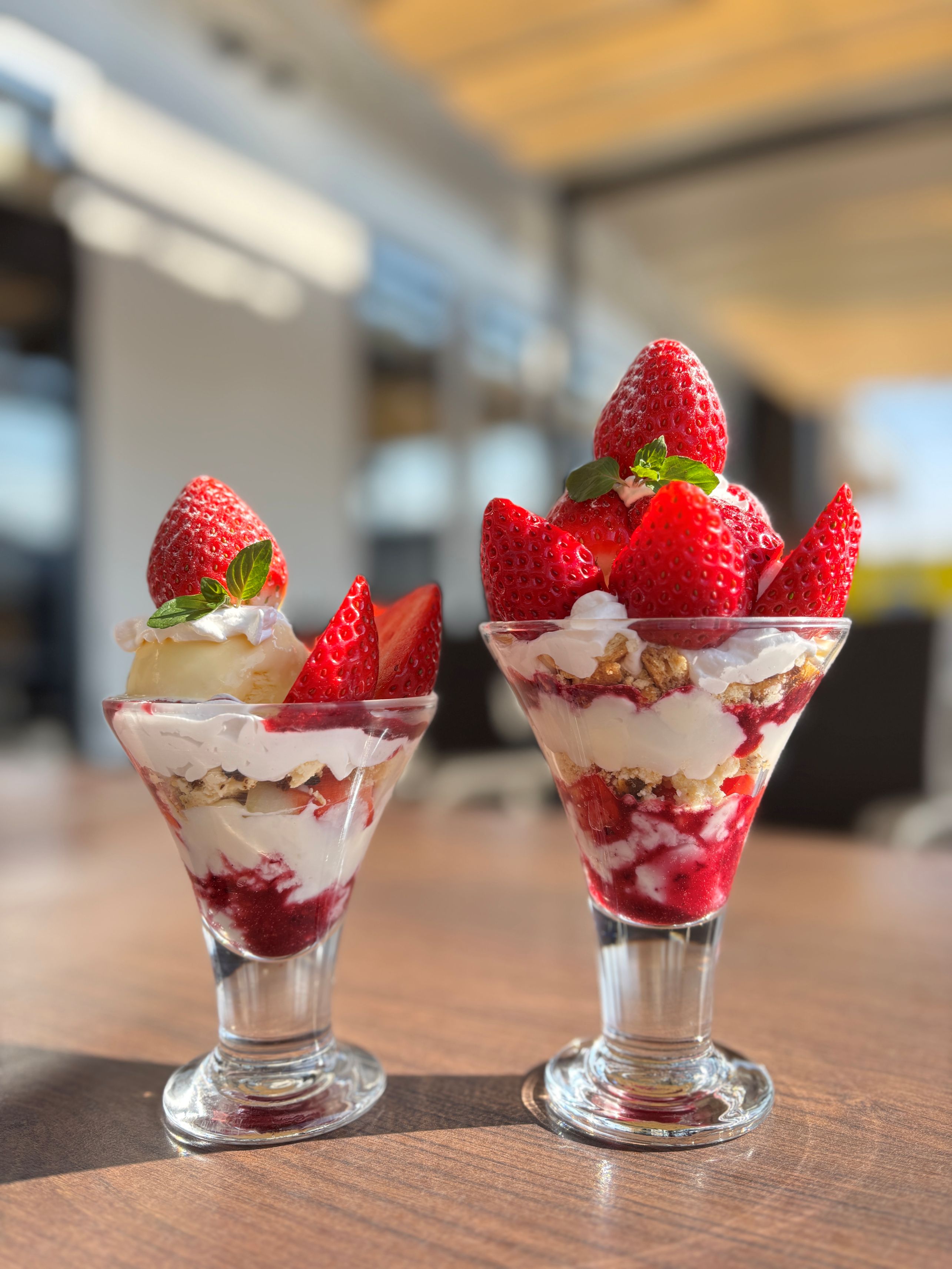 季節限定デザート】山梨県産こだわりいちごのパフェ | ひかり珈琲店
